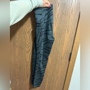 Athleta salutation stash pocket 7/8 tight